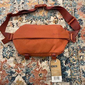 Moment MTW 2L Fanny Sling (Clay)